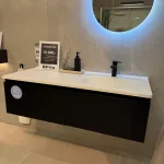 Flow 1200 sortmalt med høyrestilt vask og 2 skuffer