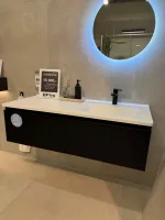 Flow 1200 sortmalt med høyrestilt vask og 2 skuffer